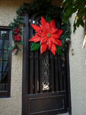 Nochebuena de fieltro en la puerta de casa